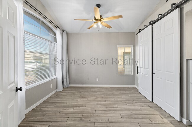 Foto del edificio - 1441 E Glenhaven Dr