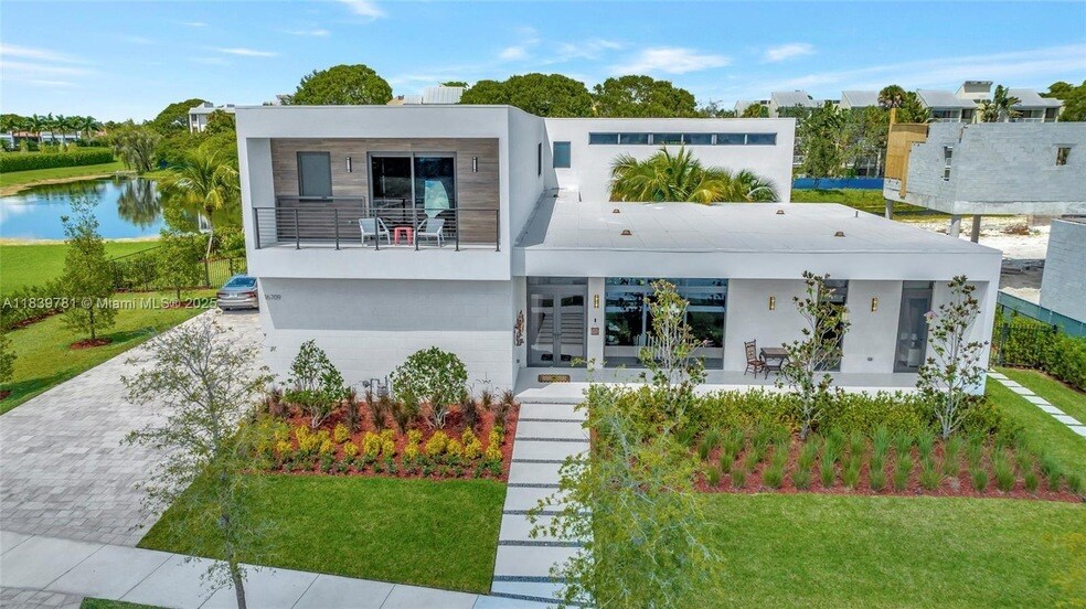 Foto principal - 16709 Botaniko Dr N