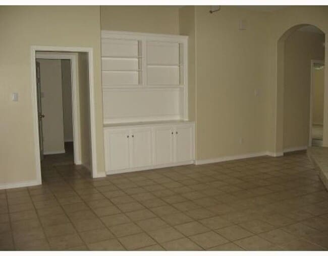 Building Photo - COZY BRICK HOME IN CONVENIENT LOCATION, NEAR SCHOOLS!