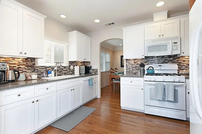 Building Photo - Canyon Home with Views and Solar