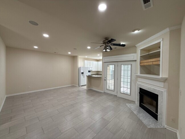 Foto del edificio - Spacious Townhome - Fresh Paint - New Carpet