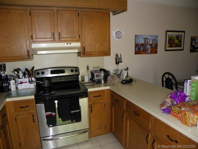 Building Photo - 2578 Camelot Ct