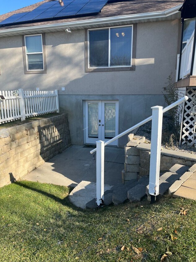 Foto principal - 2 bed 1 bath basement apartment