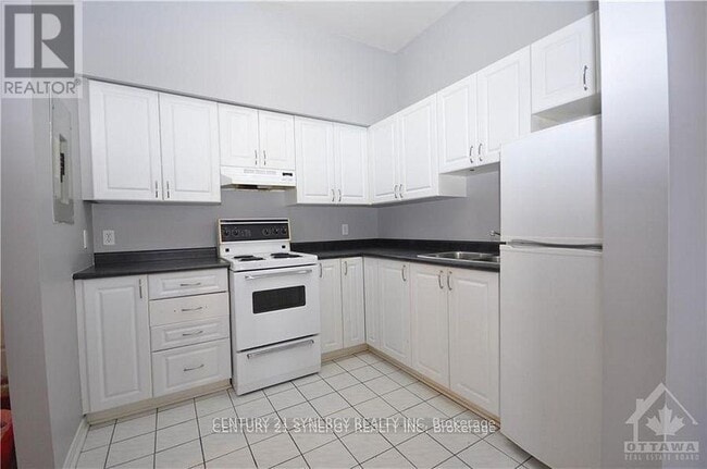 Building Photo - 450-450 MacLaren St