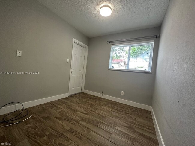 Building Photo - 2 br, 1 bath House - 647 NW 3rd Ave Apt 4