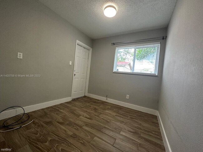 Foto del edificio - 2 br, 1 bath House - 647 NW 3rd Ave Apt 4