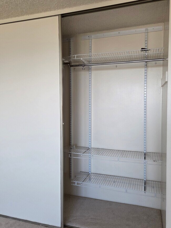 Armario del dormitorio principal con sistema de estanterías - 98-288 Kaonohi St