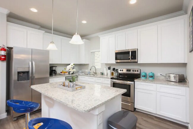 Cocina compartida con muchas comodidades. - 850 E Erie Ave