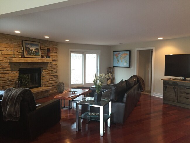 Building Photo - 2 Stone Ridge Dr