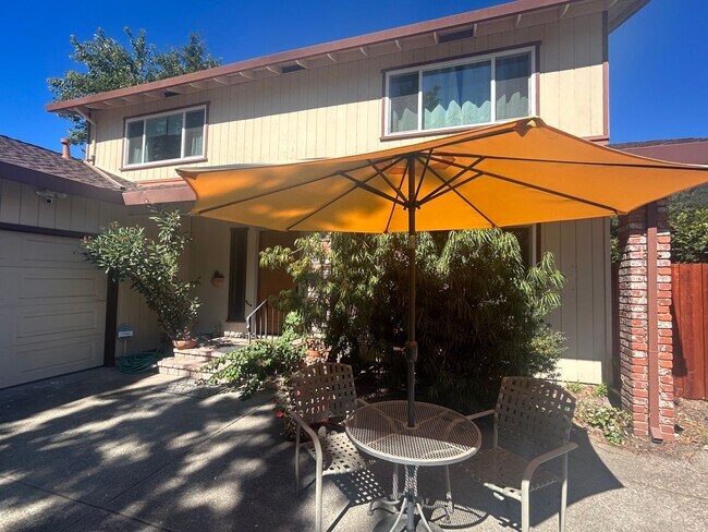 Building Photo - Beautiful 4 Bedroom Home on a Serene Street!
