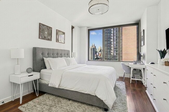 Building Photo - 101 W 24th St