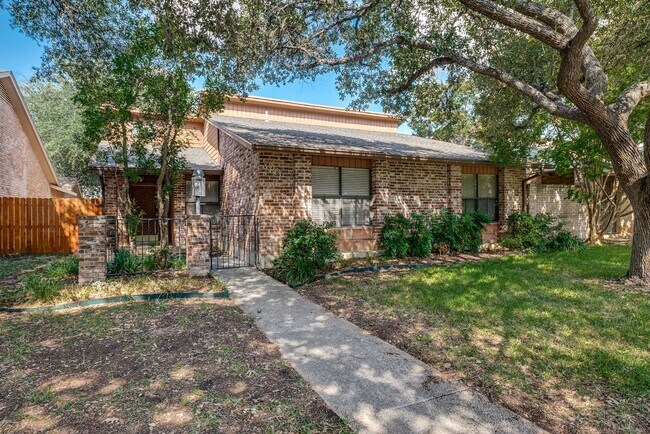 Foto del edificio - HUNTER'S CREEK SINGLE-STORY HOME