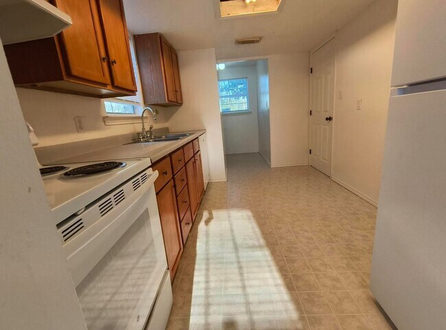 Foto del edificio - Large 4 bedroom, 2.5 bathroom home! Easy access to Loop and Bryant Blvd!