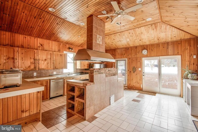 Foto del edificio - 6561 Shady Side Rd