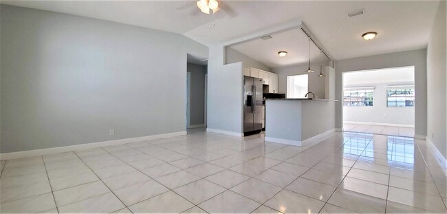 Building Photo - 571 Riverside Dr