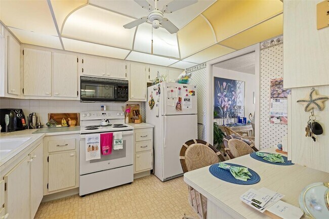 Building Photo - 4525 Cove Circle Unit 204