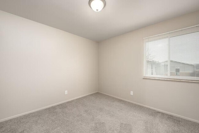 Building Photo - Everett Apartments - 119-07