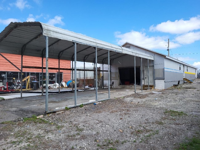 Building Photo - 1048 N US Hwy 17 92