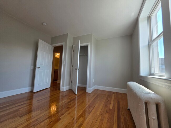Building Photo - 85 Egmont St