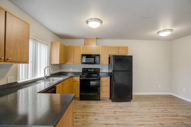 Building Photo - Legacy Oaks Apartments