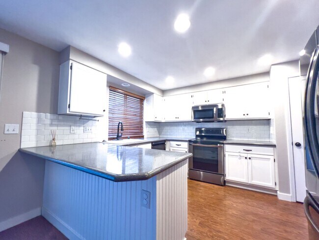 Building Photo - Fantastic roomy and bright 4 bed