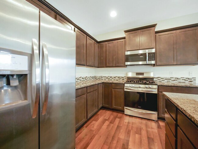 Building Photo - 5 Beds 3Baths Stunning Single-family Home ...