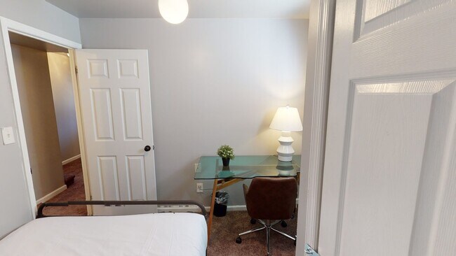 Building Photo - Full room in 5-bed/2.0-bath Home