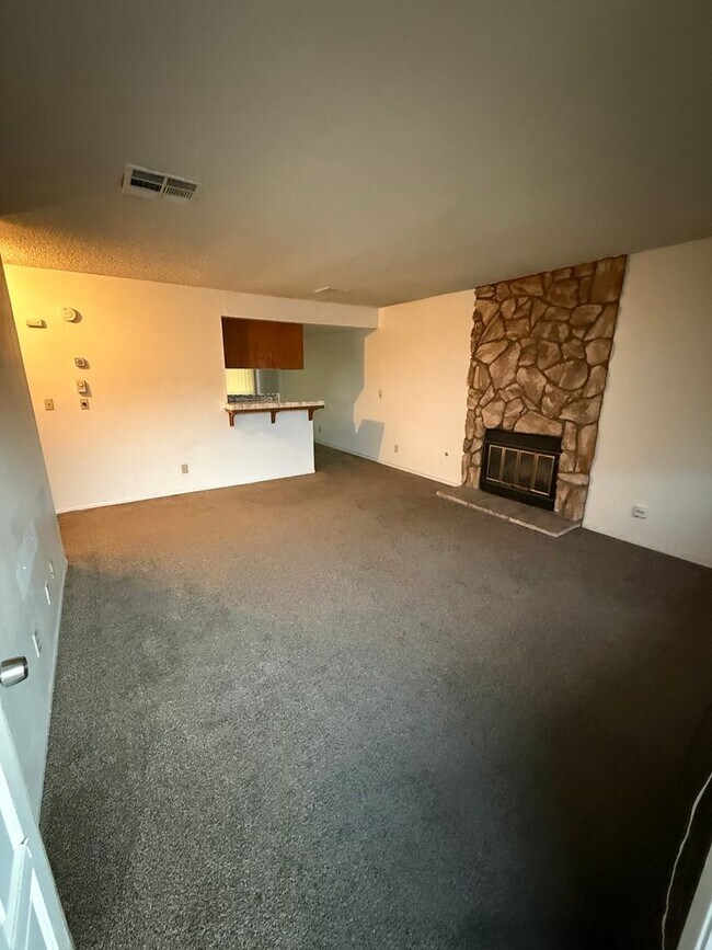 Foto del edificio - 2 BEDROOM 1 BATH - UPSTAIRS UNIT