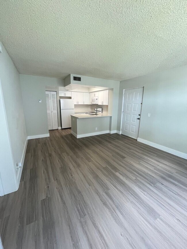 Foto del edificio - ONE BEDROOM ONE BATHROOM !! Waterfront Community