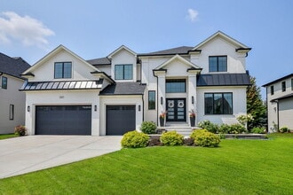 Building Photo - 2447 Sharon Ct