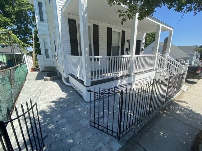 Building Photo - 323 Bainbridge St