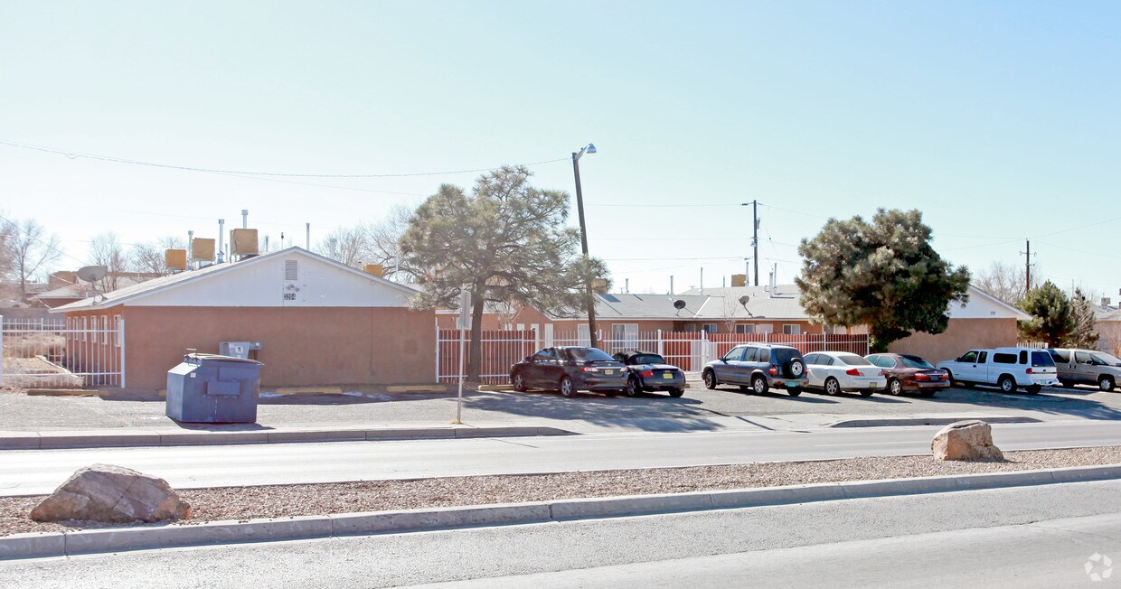 Building Photo - 3200-3204 Comanche Rd NE