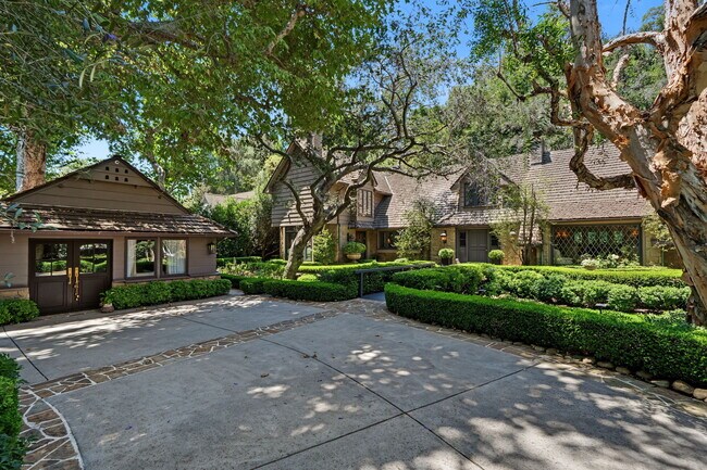 Foto del edificio - 575 N Beverly Glen Blvd