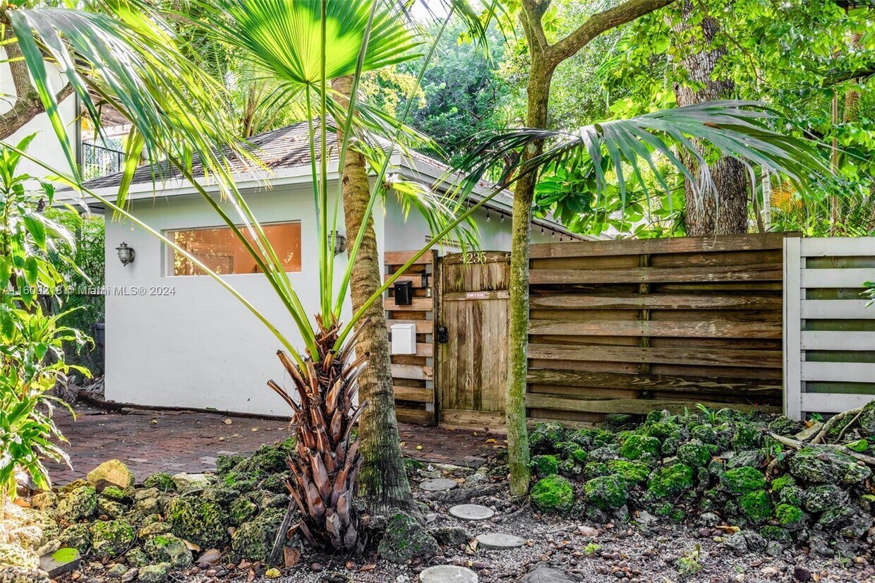 Foto principal - 4235 Lennox Dr