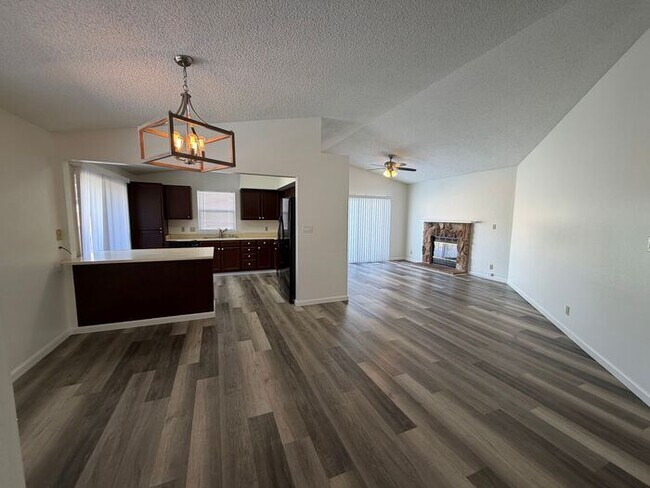 Foto del edificio - 6381 Enchanted Valley Dr