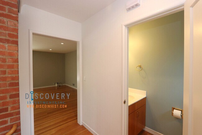 Building Photo - Charming Four-Bedroom Mid-Century Home in ...