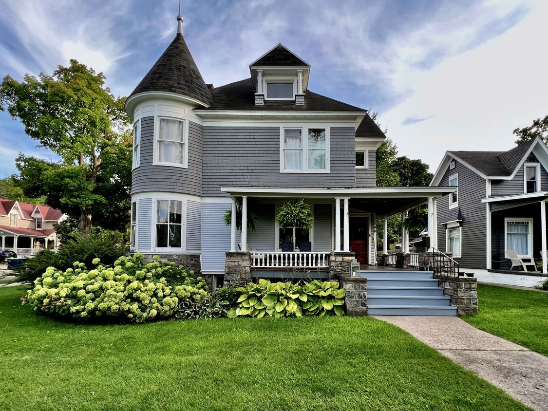 Primary Photo - Victorian Gem in the Heart of Downtown – F...