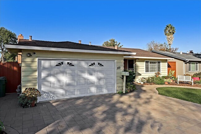 Foto del edificio - Beautifully Updated Single Family Home with Sparkling Pool