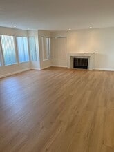 Building Photo - 532.5 Via De La Valle