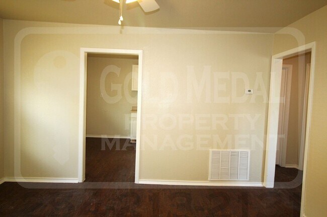 Building Photo - Spacious 2-Bed, 1-Bath Home in Copperas Co...
