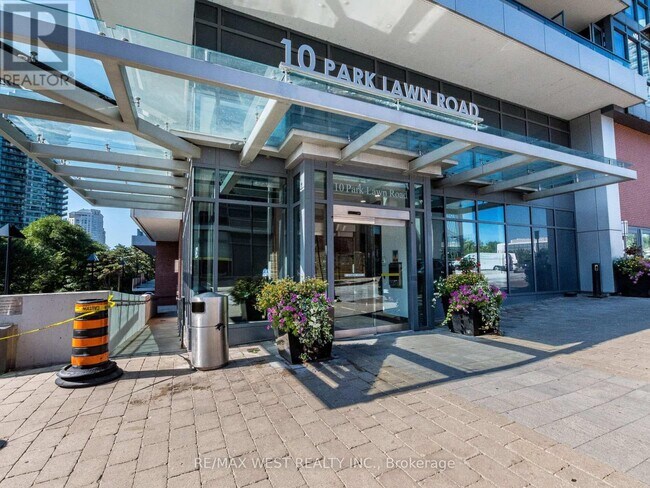 Photo du bâtiment - 10-610 Park Lawn Rd