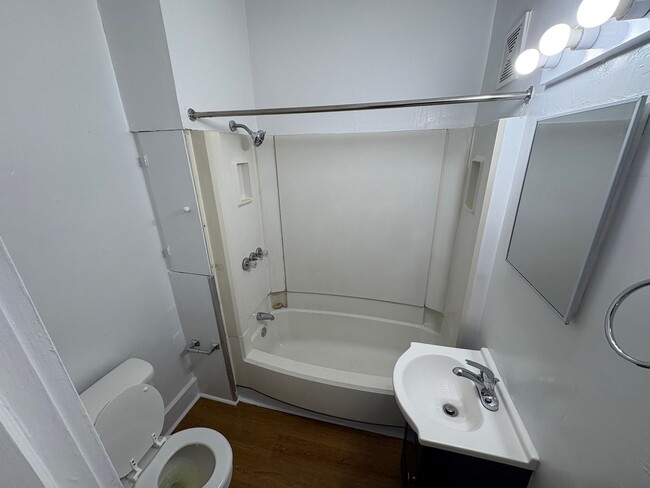 Building Photo - 1st Floor 1 Bedroom Near Fairgrounds, Yard...