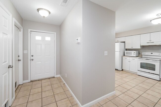 Building Photo - Adorable 3 bedroom 2 bath Ranch Home