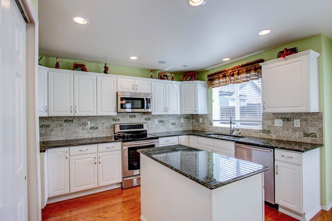 Building Photo - Impeccable 5 Bedroom Home with Mountain Views