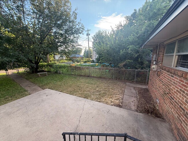 Building Photo - 3 Bedroom 2 bath home in downtown Moore