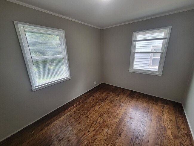 Foto del edificio - 6427 Mayflower Ave