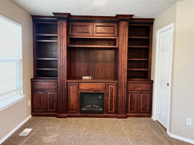 Building Photo - 4 Bedroom Home with Bonus Room Potential & RV Parking!