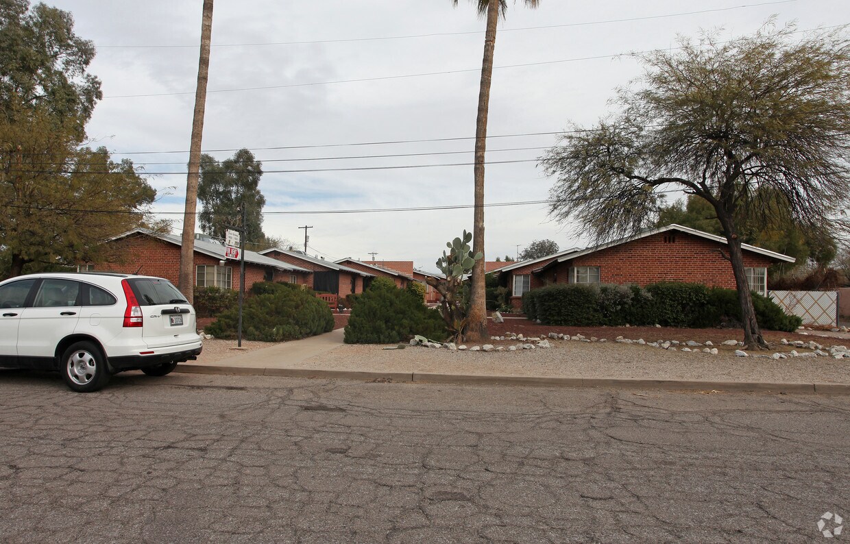Primary Photo - 1802-1820 N Forgeus Ave