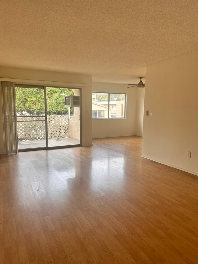 General Living Room Area - 510 N Orlando Ave