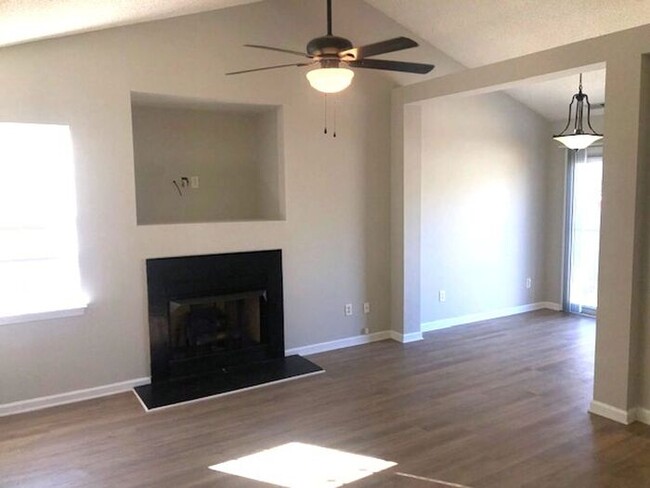 Building Photo - Nice Open Concept 3 Bedroom Home with Lots...